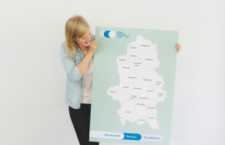 Nainen näyttää Keski-Suomen hyvinvointialueen karttaa.