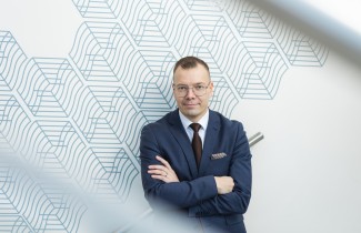 Kuvassa on Keski-Suomen hyvinvointialueen konsernipalvelujen toimialajohtaja Lasse Leppä.