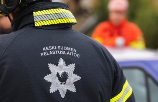 Keski-Suomen pelastuslaitoksen työntekijä