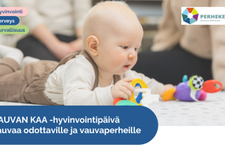 Vauvan kaa -tapahtuma, vauva leikkii lattialla.