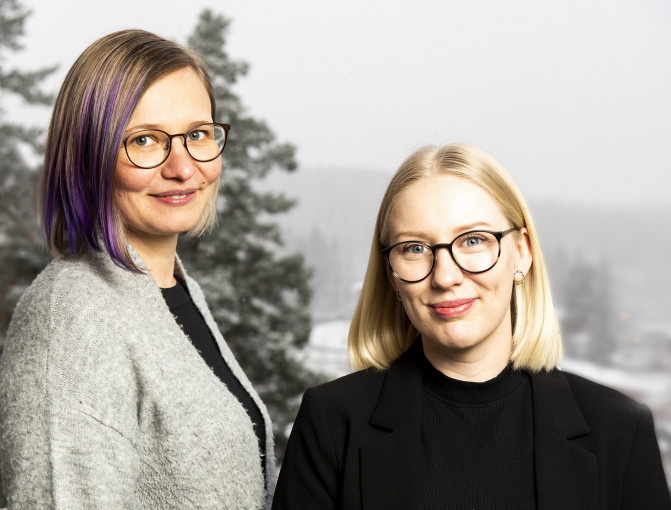Suuhygienistit Salla Haataja (vas.) ja Jenni Kilpiö