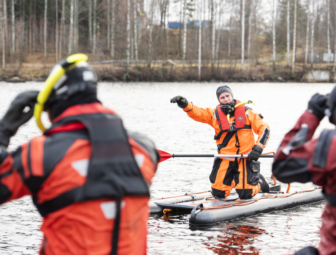Kari-Pekka Mikkonen kouluttaa pelastajia ja ensihoitajia pintapelastusharjoituksessa.